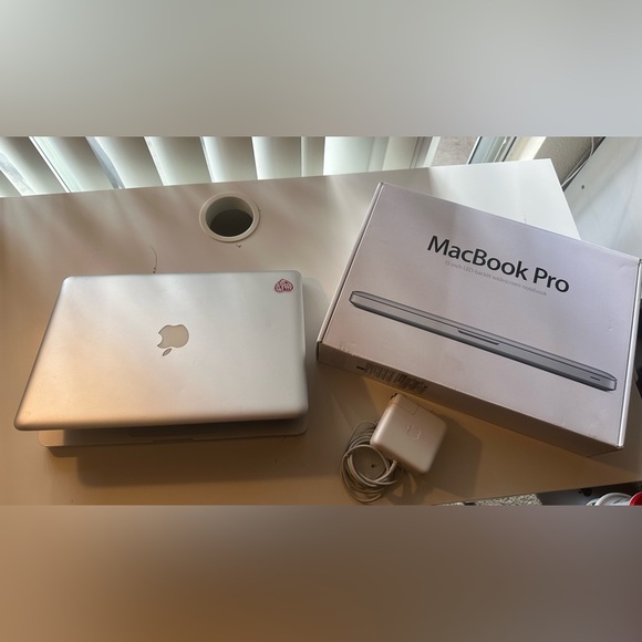 MacBook Pro - Picture 2 of 6